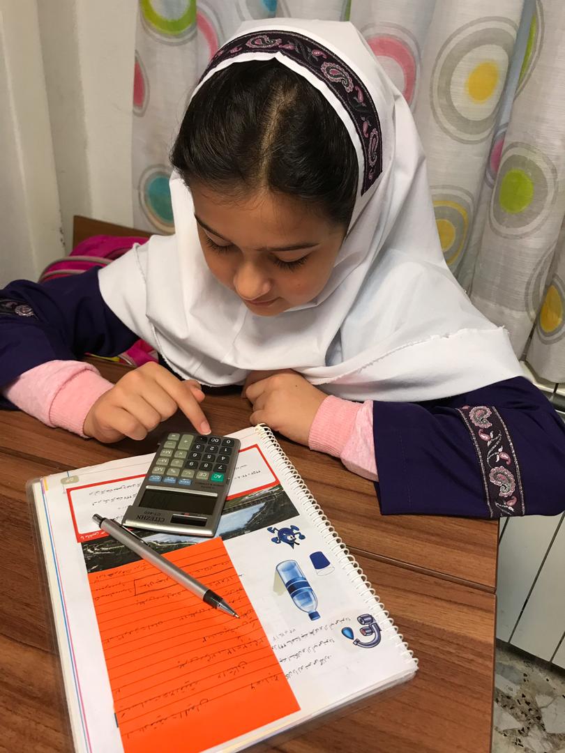 مهارت استفاده از ماشين حساب براى ضرب با اعداد بزرگ توسط دخترهاى گل پايه چهارم «ب»